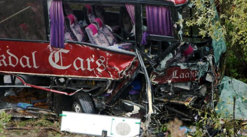 Avarējušais ukraiņu autobuss iegāzās grāvī. Foto: Ieva Čīka, LETA