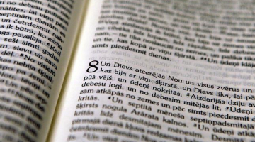 Bībeles jaunais tulkojums. Foto: Ieva Čīka, LETA