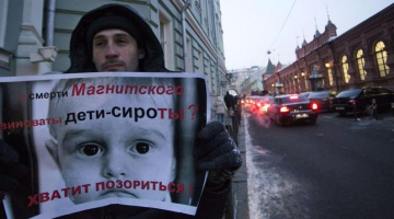 Vientuļš protestētājs pret Krievijas Valsts domes necilvēcīgo likumu, kas liedz bāreņu adopciju uz ASV. Foto: AFP/LETA