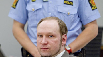 Norvēģu asinspirti sarīkojušais Anderss Bērings-Breivīks tiesas zālē. Foto: AFP/LETA