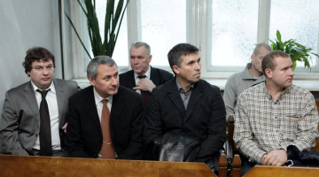 Apsūdzētie - Mihails Kreicers (no kreisās), Aleksandrs Kreicers, bijušais Bērnu slimnīcas valdes loceklis Iepirkumu komisijas vadītājs Arnis Kramzaks, Sergejs Kravcovs, Valsts ugunsdzēsības un glābšanas dienesta inspektors Juris Šmits un Georgijs Pimenovs 14.janvārī ieradušies uz Rīgas pilsētas Zemgales priekšpilsētas tiesas sēdi, kurā sāks izskatīt Bērnu slimnīcas kukuļošanas lietu. Foto: Ieva Čīka, LETA