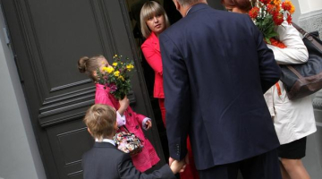 Valsts prezidents Andris Bērziņš pavada dēlu Kristapu Andri pirmajā skolas dienā uz Rīgas Valda Zālīša sākumskolu. Foto: Edijs Pālens, LETA