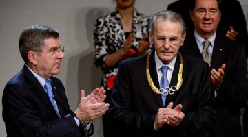 Jaunais un vecais - SOK jaunievēlētais prezidents Tomass Bahs (no kreisās) un 12 gadus SOK vadījušais Žaks Roge. Foto: EPA/LETA