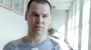 Apsūdzētais bijušais Korupcijas novēršanas un apkarošanas biroja izmeklētājs Ruslans Balakleiskis pirms Centra rajona tiesas sēdes. Foto: Ieva Čīka, LETA