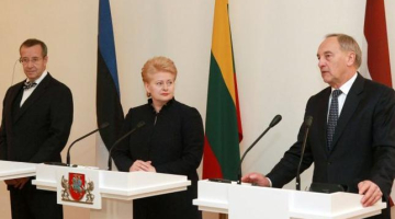 Igaunijas prezidents Tomass Hendriks Ilvess (no kreisās), Lietuvas prezidente Daļa Grībauskaite un Latvijas prezidents Andris Bērziņš. Foto: Valsts prezidenta kanceleja