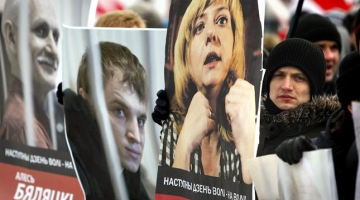 24.martā Baltkrievijas galvaspilsētā Minskā notika valsts brīvības un neatkarības dienas atzīmēšana. Opozīcijas pārstāvji gājienā atgādināja par politieslodzītajiem. Foto: EPA/LETA