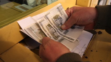 Attēlā: Valūtas maiņas punktā maina Baltkrievijas rubeļus. 