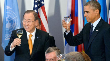 ANO ģenerālsekretārs Bans Gimuns (no kreisās) un ASV prezidents Baraks Obama uzsauc tostu ANO Ģenerālās asamblejas atklāšanā. Foto: AFP/LETA