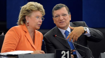 EK prezidents Žozē Manuels Barrozu sarunā ar viceprezidenti Vivjenu Redingu. Foto: AFP/LETA