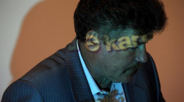 "Rīgas satiksmes" valdes priekšsēdētājs Leons Bemhens piedalās skolēnu jaunās e-kartes prezentācijas pasākumā. Foto: Edijs Pālens, LETA