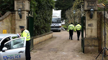 Policisti pie Krievijas oligarha Borisa Berezovska mājas vārtiem. Foto: AFP/LETA