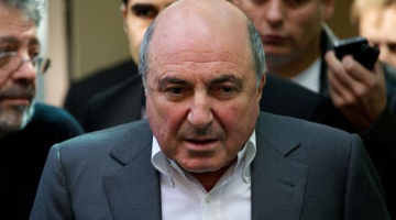 Krievijas oligarhs Boriss Berezovskis atbild uz žurnālistu jautājumiem pēc Londonas tiesas sprieduma. Foto: AFP/LETA