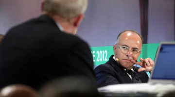 Francijas Eiropas lietu ministrs Bernārs Kazenēvs (Bernard Cazeneuve) piedalās diskusijā "Vai globālās ekonomikas restrukturizācija spēs atjaunot Rietumu ietekmi?" augsta līmeņa drošības un ārpolitikas forumā "Rīgas konference" Melngalvju namā. Foto: Ieva Čīka, LETA