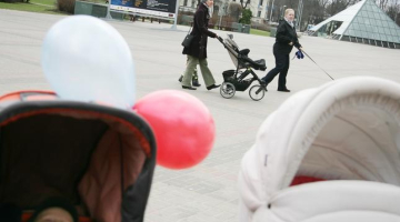 Attēlam no māmiņu un bērnu pastaigas ir ilustratīva nozīme. Foto: Mārtiņš Zilgalvis, F64