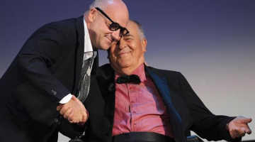 Venēcijas filmu festivāla galvenās balvas ieguvējs itāļu režisors Džanfranko Rosi, kura filma "Sacro Gra" kļuvusi par Venēcijas festivāla uzvarētāju(no kreisās), kopā ar žūrijas priekšsēdētāju Bernardo Bertoluči. Foto: EPA/LETA