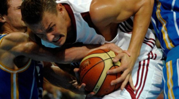 Andris Biedriņš, aizstāvot valsts izlases krāsas. Foto: Romans Kokšarovs, F64