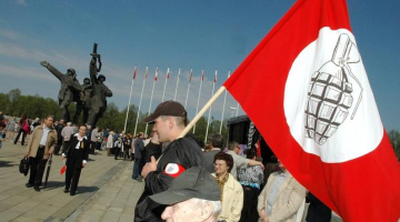 Jaunieši ar nacionālboļševiku simboliku 2006.gadā Uzvaras parkā pie pieminekļa padomju armijas karavīriem. Foto: Lauris Nagliņš, LETA