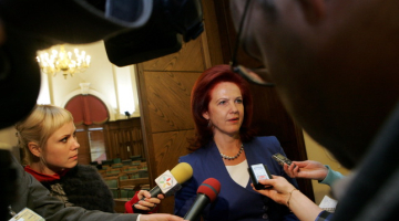 Solvita Āboltiņa žurnālistu ielenkumā. Foto: Raitis Plauks, F64