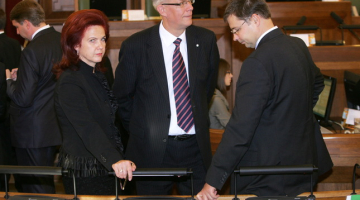 Solvita Āboltiņa, Valdis Zatlers un Valdis Dombrovskis Saeimas sēdē. Foto: Raitis Plauks, F64