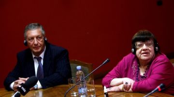Valērija Novodvorska (no labās) un Konstantīns Borovojs Saeimā tiekas ar deputātiem. Foto: Dmitrijs Suļžics, F64