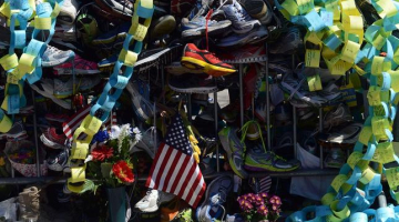 Piemiņas vieta Bostonas maratona teroraktā bojāgājušajiem. Foto: AFP/LETA