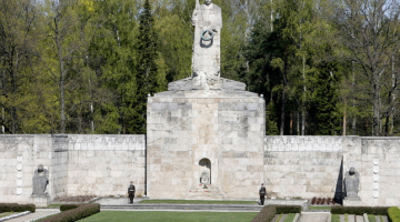 Brāļu kapu ansambļa noslēdzošā siena ar Mātes Latvijas tēlu. Foto: Mārtiņš Zilgalvis, F64