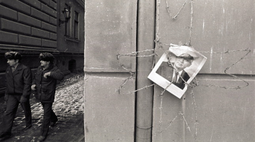 1990.gada 14.janvāris. Barikāžu laiks pie toreizējās Augstākās padomes. Gorbačova attēls auseklīša skavās. Foto: Aivars Liepiņš, F64