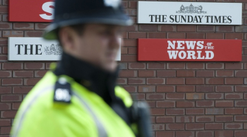 Britu policists apsargā skandalozo Mērdoka mediju redakcijas. Foto: AFP/LETA