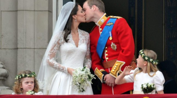 Britu karaliskais jaunlaulāto pāris vienojas savienību apliecinošā skūpstā uz balkona tautas acu priekšā. Foto: EPA/LETA