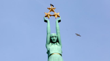 Brīvības piemineklis un vārna uz zelta zvaigznēm. Foto: Edijs Pālens, LETA