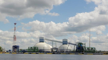 Skats uz Kundziņsalu Rīgas brīvostā. Foto: Gints Ivuškāns, F64
