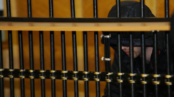 Smagos kibernoziegumos apsūdzētais Imantas iedzīvotājs Deniss Čalovskis pirms tiesas sēdes janvārī, kurā lēma par izdošanu ASV. Foto: Evija Trifanova, LETA