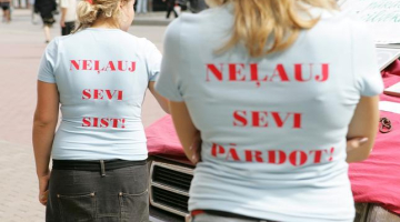 Latvijā notikusi ne viena vien akcija, brīdinot par cilvēktirdzniecību. Foto: Lauris Nagliņš, LETA