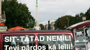 Cilvēktirdzniecības novēršanai veltītās kampaņas informatīvais "busiņš" Kaļķu ielā pirms septiņiem gadiem. Foto: Lauris Nagliņš, LETA