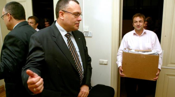 Centrālās vēlēšanu komisijas priekšsēdētājs Arnis Cimdars ieaicina komisijā kustības "Par vienlīdzīgām tiesībām" koordinatoru Andreju Tolmačevu, kurš kastē nes savāktos parakstus par Pilsonības likuma grozīšanu. Foto: Gints Ivuškāns, F64
