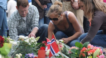 Cilvēki pie Oslo katedrāles noliek ziedus, pieminot piektdienas teroraktu upurus. Foto: EPA/LETA