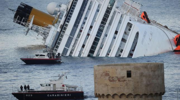 Lielais pasažieru laineris "Costa Concordia" šogad janvārī. Foto: AFP/LETA