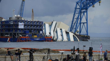 Žurnālisti jau svētdien ieņēmuši labākās vietas, lai fiksētu "Costa Concordia" izcelšanu. Foto: AFP/LETA