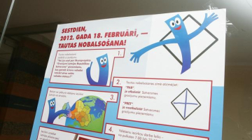 CVK sagatavotie informatīvie materiāli tautas nobalsošanai par likumprojekta "Grozījumi Latvijas Republikas Satversmē" pieņemšanu, kas paredz krievu valodai noteikt otras valsts valodas statusu. Foto: Edijs Pālens, LETA