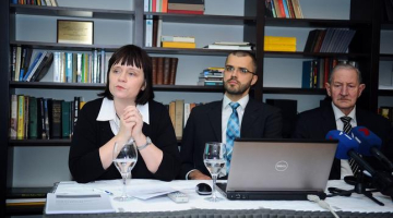 "Sabiedrības par atklātību - Delna" padomes priekšsēdētāja Inese Voika, direktors Kristaps Petermanis un bijušais Satversmes tiesas priekšsēdētājs Aivars Endziņš piedalās "Sabiedrība par atklātību – Delna" rīkotajā pasākumā "Prioritātes korupcijas ierobežošanai Latvijai 2013.gadā". Foto: Evija Trifanova, LETA