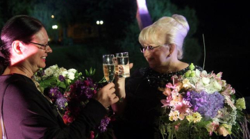 Mākslas kritiķe un kuratore Helēna Demakova (no kreisās) un mecenāte Ināra Tetereve piedalās pieminekļa izcilajam rīdziniekam, baletdejotājam Mārim Rūdolfam Liepam atklāšanā. Foto: Ieva Lūka, LETA