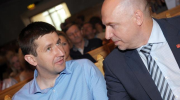 Edmunds Demiters (no labās) un Vjačeslavs Dombrovskis Reformu partijas kongresā. Foto: Ieva Lūka, LETA