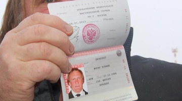 Franču kinoaktieris Žerārs Depardjē ar Krievijas pasi. Foto: AFP/LETA