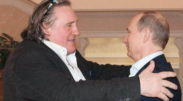 Franču aktieris Žerārs Depardjē (no kreisās) tikšanās laikā ar Krievijas prezidentu Vladimiru Putinu. Foto: EPA/LETA