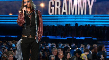 Aktieris Džonijs Deps uzrunā klātesošos ikgadējās Grammy balvas atklāšanā. Foto: AFP/LETA