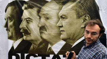 Diktatori kopā - Hitlers (no kreisās), Staļins, Aleksandrs Lukašenko un arī Ukrainas prezidents Viktors Janukovičs. Foto: AFP/LETA