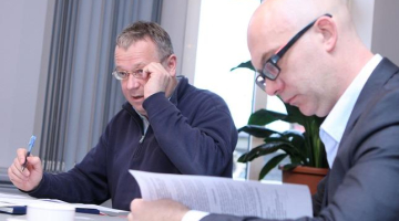 Nacionālās elektronisko plašsaziņas līdzekļu padomes (NEPLP) priekšsēdētājs Ainārs Dimants (no kreisās) un NEPLP loceklis Gints Grūbe piedalās NEPLP sēdē. Foto: Edijs Pālens, LETA