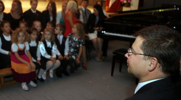 Valdības vadītājs Valdis Dombrovskis (no labās) bērnudārzā. Foto: Edijs Pālens, LETA