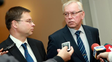 Budžeta projektu atbalstīja koalīciju pārstāvošie parlamentārieši, kā arī opozīcijā esošā Zaļo un zemnieku savienība. Attēlā: Valdis Dombrovskis un Augusts Brigmanis (ZZS). Foto: Ieva Lūka, LETA
