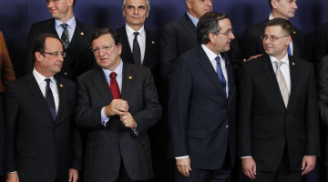 Latvijas premjers Valdis Dombrovskis (1.rindā no labās) ES budžeta apspriedes saietā sarunājas ar Grieķijas premjerministru Antoni Samaru. Pirmajā rindā Francijas prezidents Fransuā Olands un EK prezidents Žozē Manuels Barrozu. 2.rindā no kreisās - Somijas premjerministrs Jirki Katainens, Austrijas kanclers Verners Faimans, Bulgārijas premjerministrs Boiko Borisovs un Igaunijas valdības vadītājs Andruss Ansips. Foto: EPA/LETA